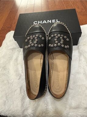 Pre-owned CHANEL Black Leather Espadrille Flats with Embellished CC